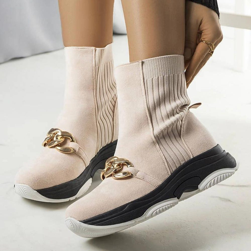 Gefütterte Stiefeletten mit Kette