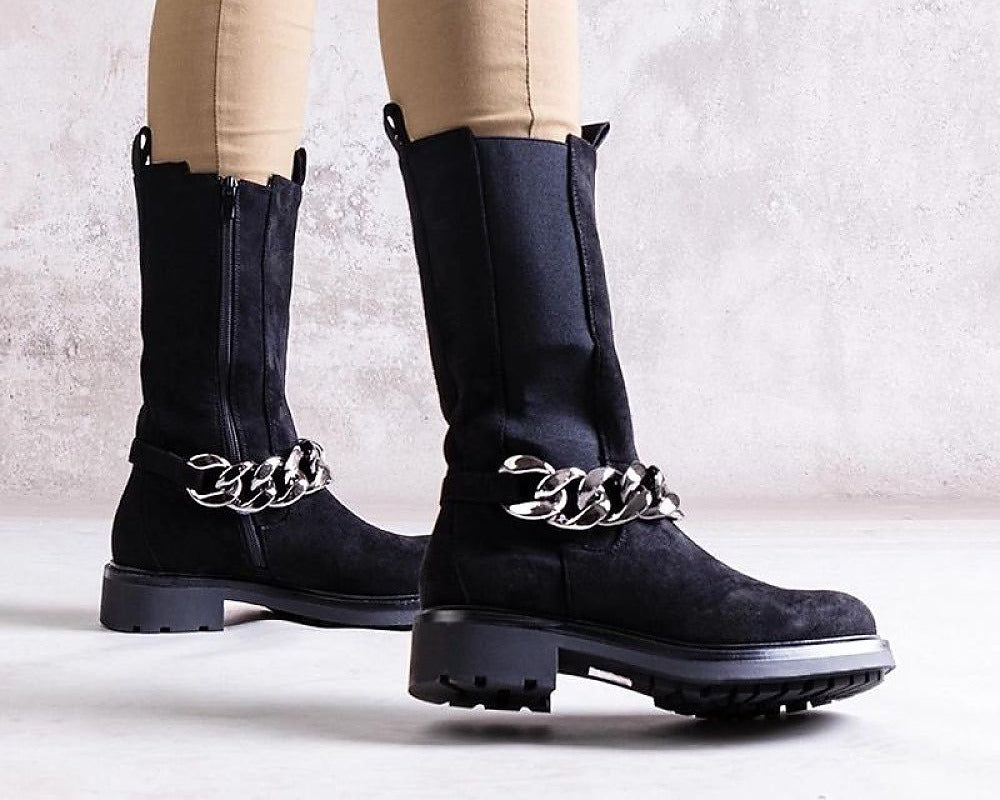 Stiefeletten mit einer Kette verziert
