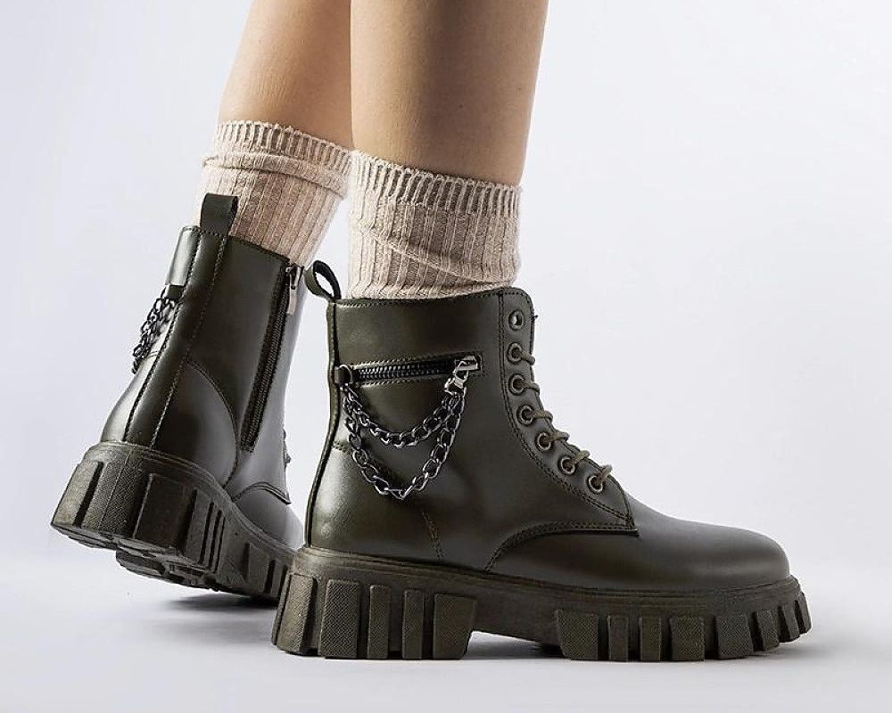 Dunkelgrüne Stiefeletten mit Tasche