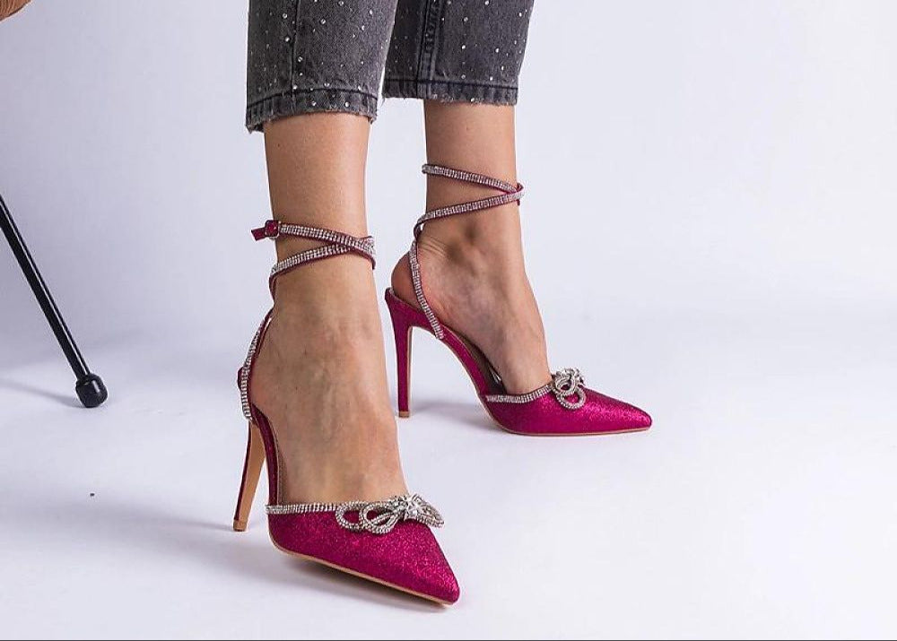 Glitzernde Pumps mit Schleife und Zirkonia