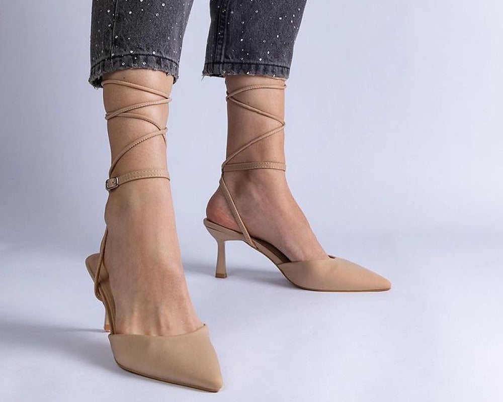 High Heels um den Knöchel gebunden