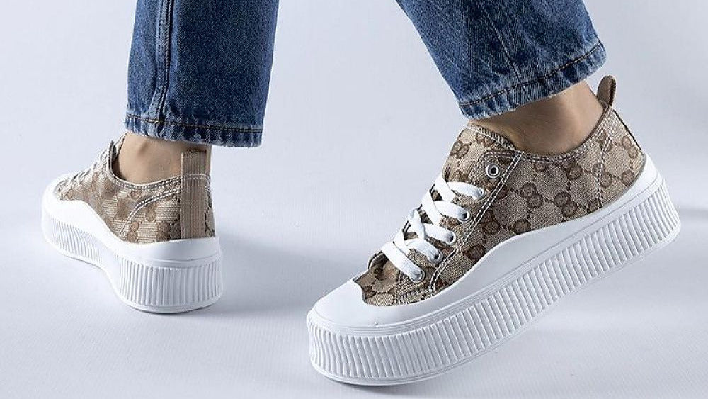 Sneakers mit Cavi-Monogramm