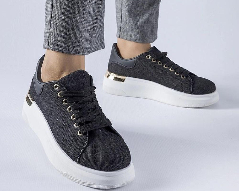 Schwarze Plateau-Sneaker