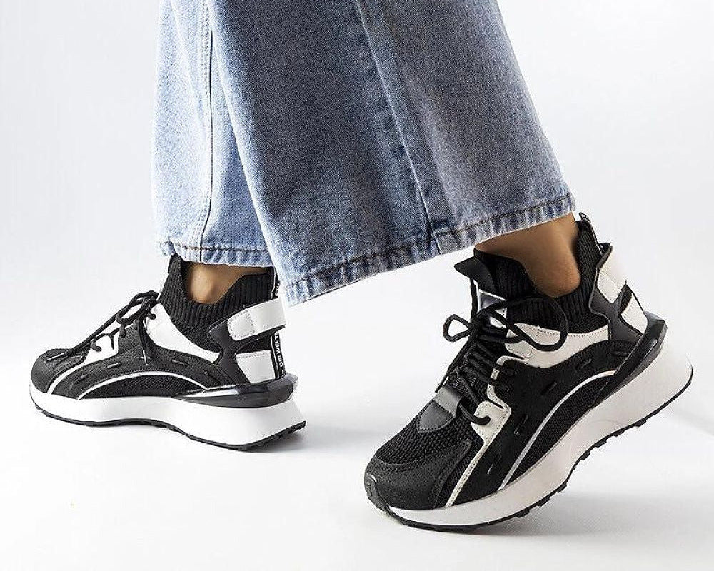 Schwarz-weiße stylische Sneaker