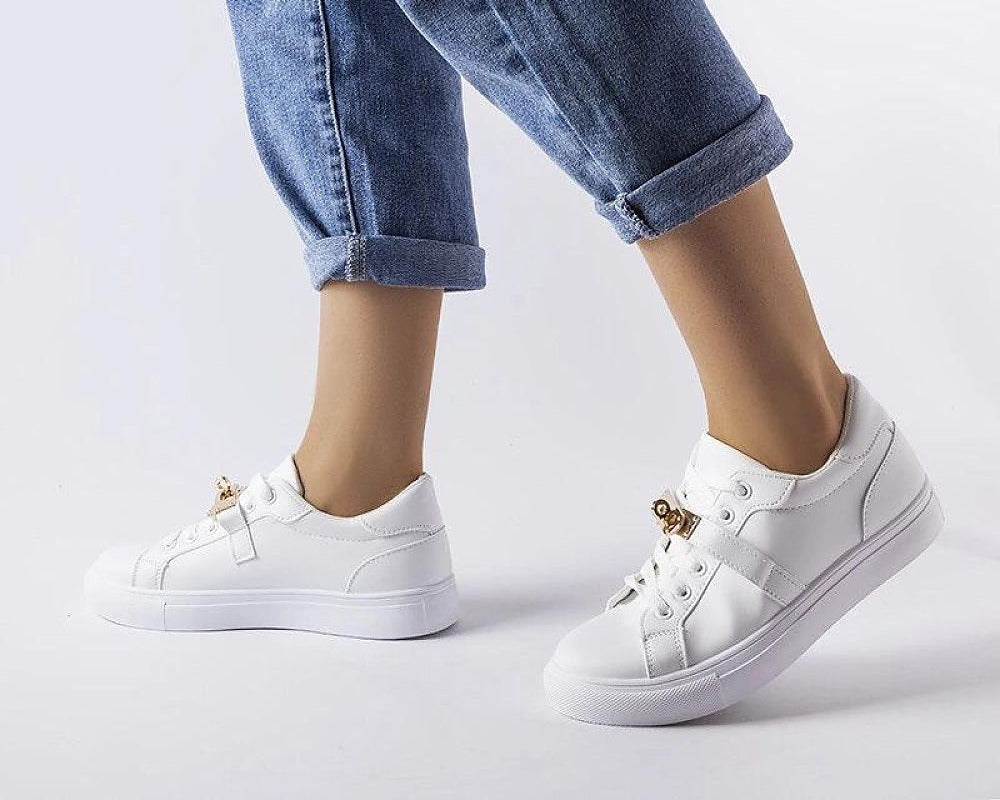 Sneakers mit goldenem Akzent