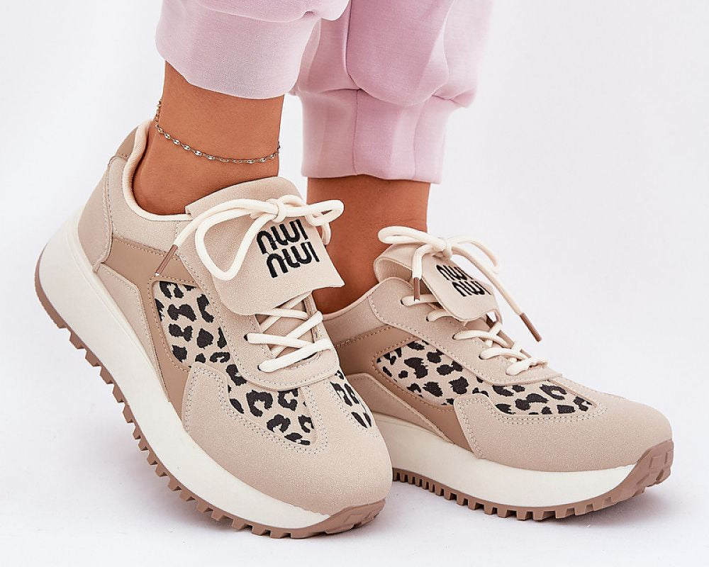 Sportschuhe aus Kunstwildleder.