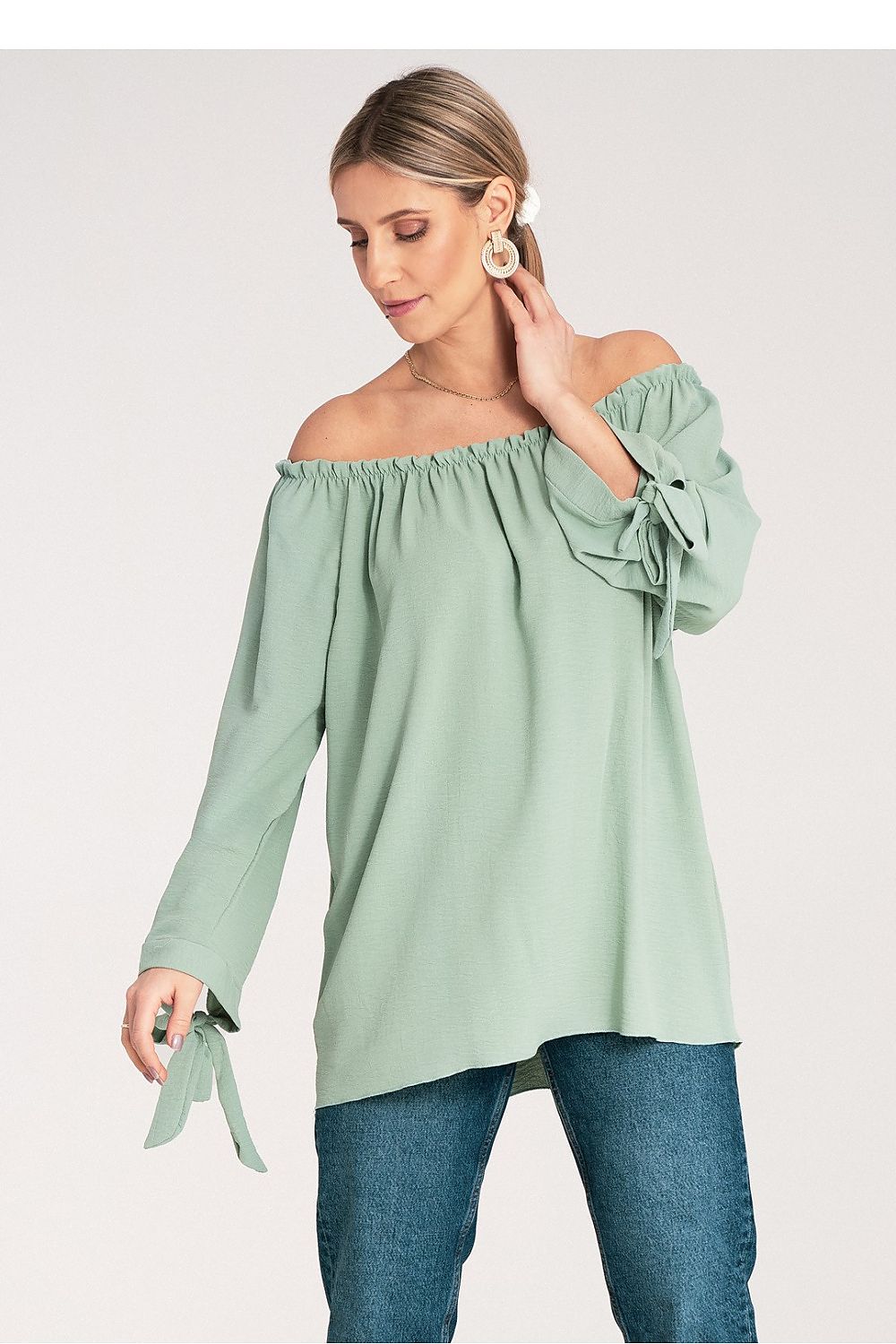 Bluse im spanischen Stil mit dekorativen Bändern