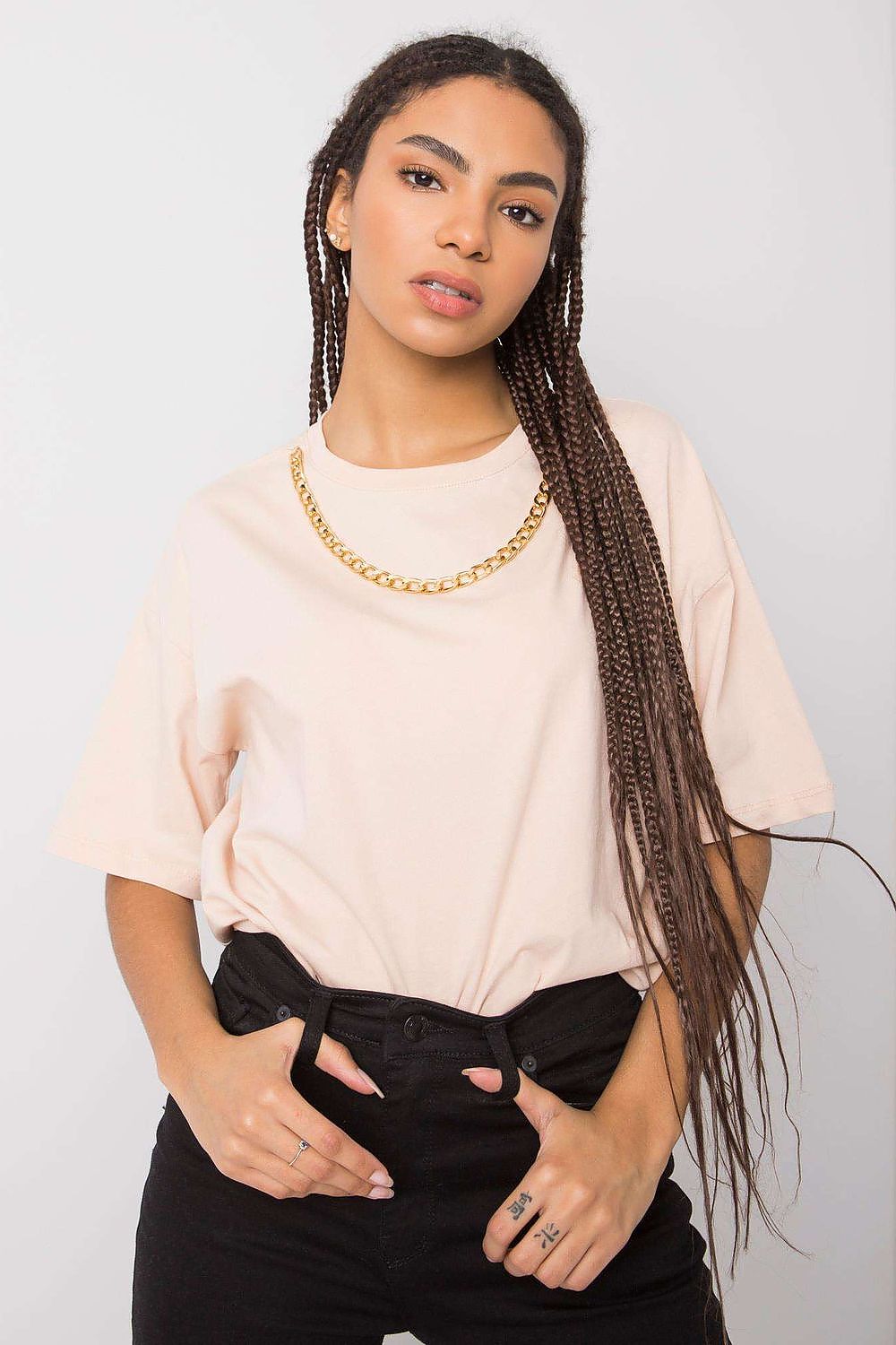 Locker geschnittenes Damen-T-Shirt mit  Dekorative Kette auf der Vorderseite